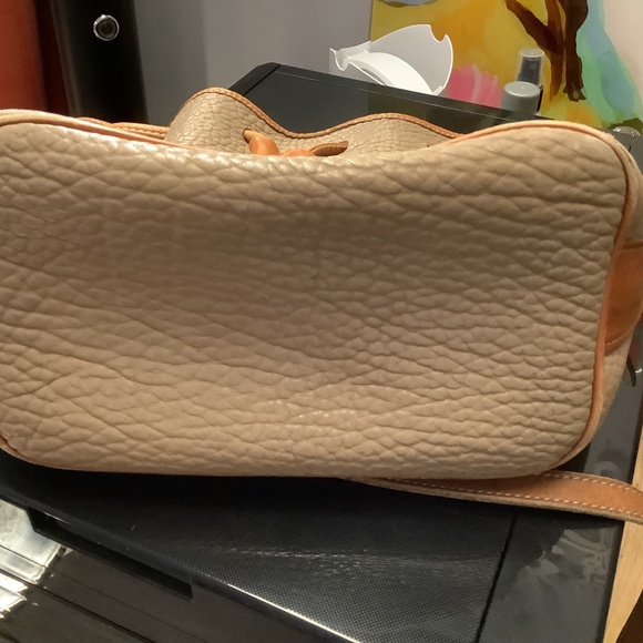 Tan Dooley and Bourke bucket style handbag - Picture 2 of 3